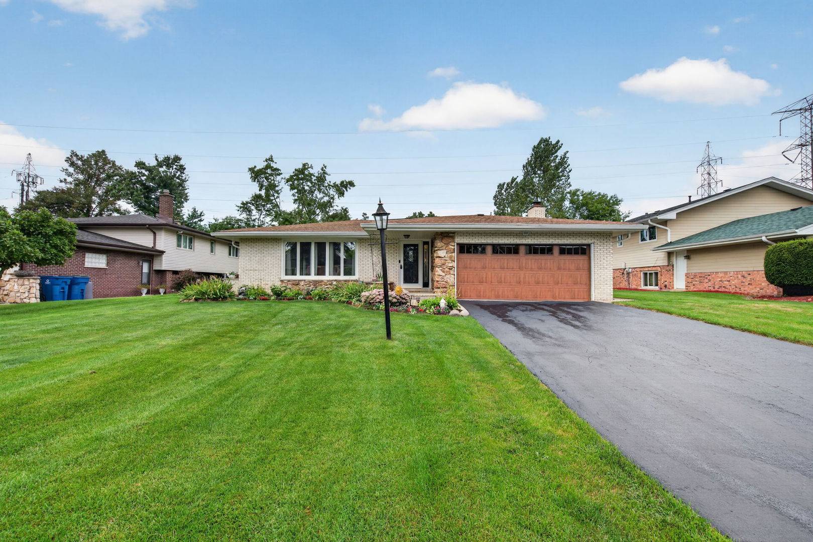 12756 S Cedar LN, Palos Heights, IL 60463