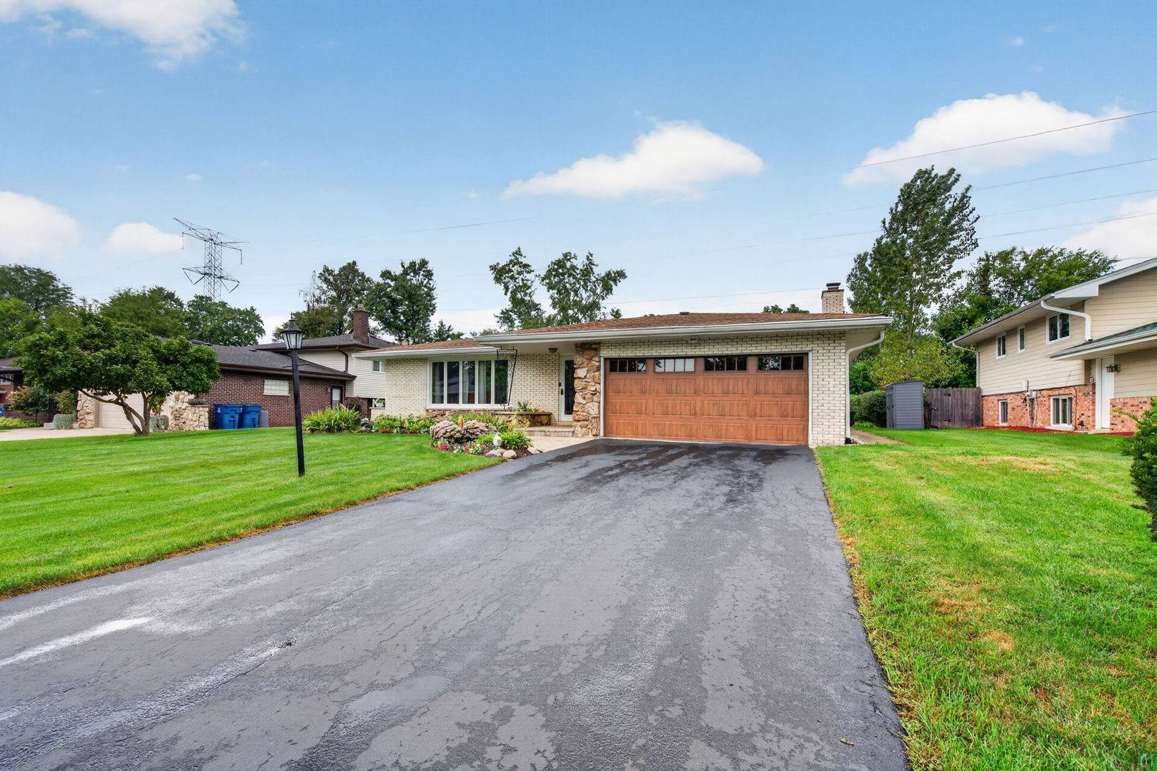 12756 S Cedar LN, Palos Heights, IL 60463
