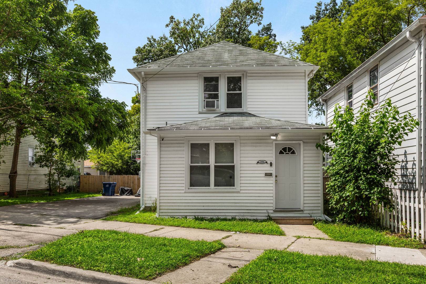 556 Caroline PL, Waukegan, IL 60085