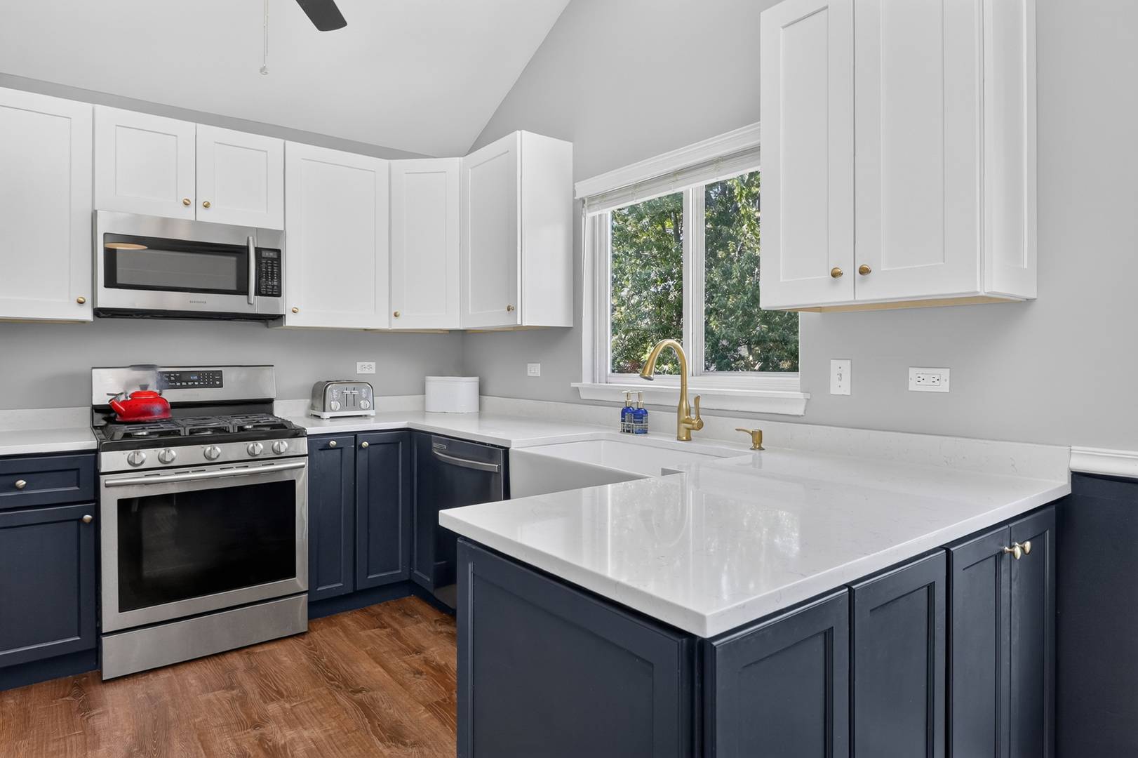 255 Penny LN, Grayslake, IL 60030