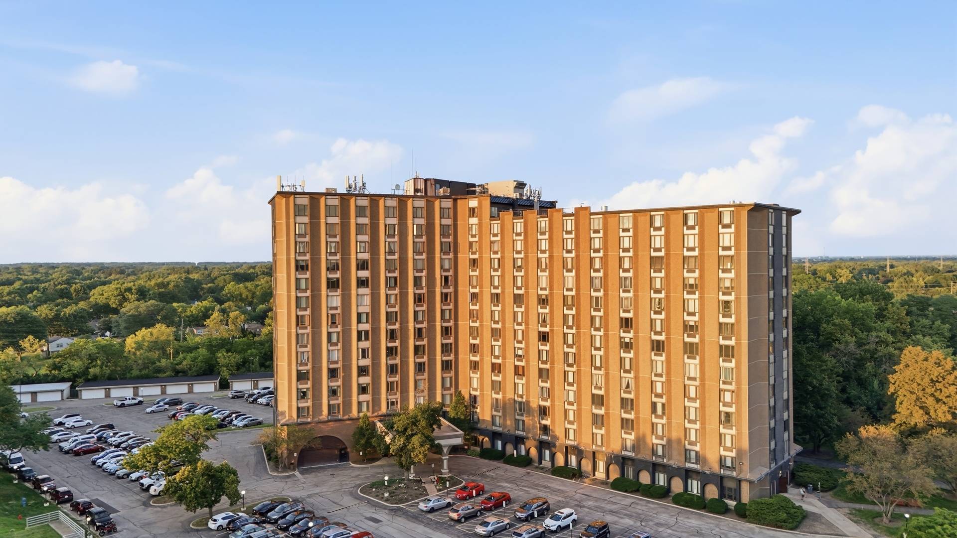 1 Renaissance PL #816, Palatine, IL 60067