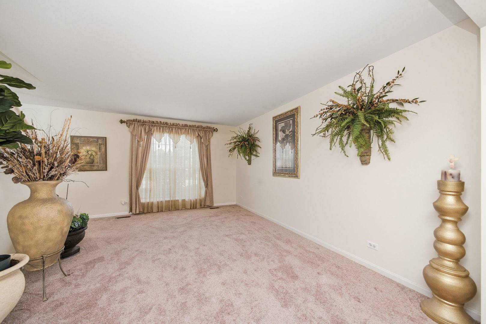 2798 Jenna CIR, Montgomery, IL 60538