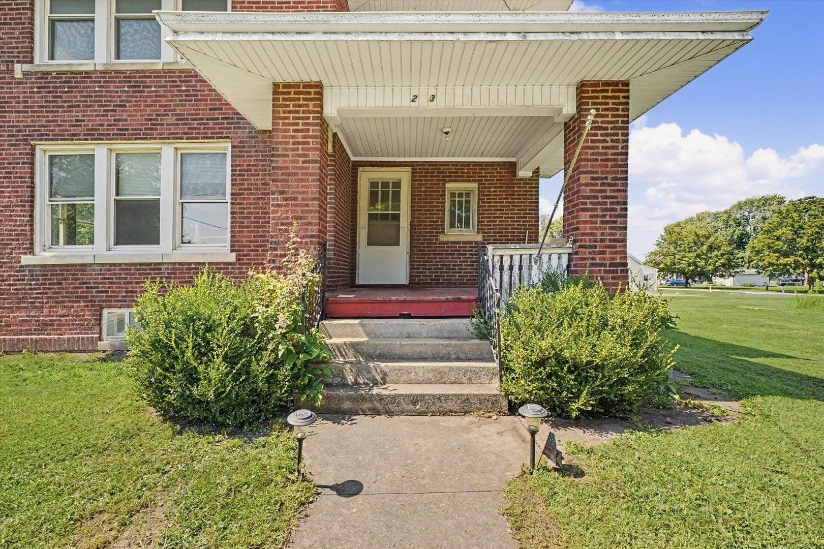 203 S West ST, Sadorus, IL 61872