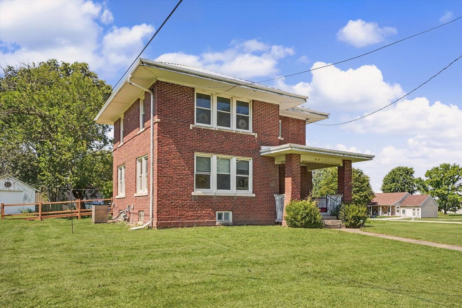 203 S West ST, Sadorus, IL 61872