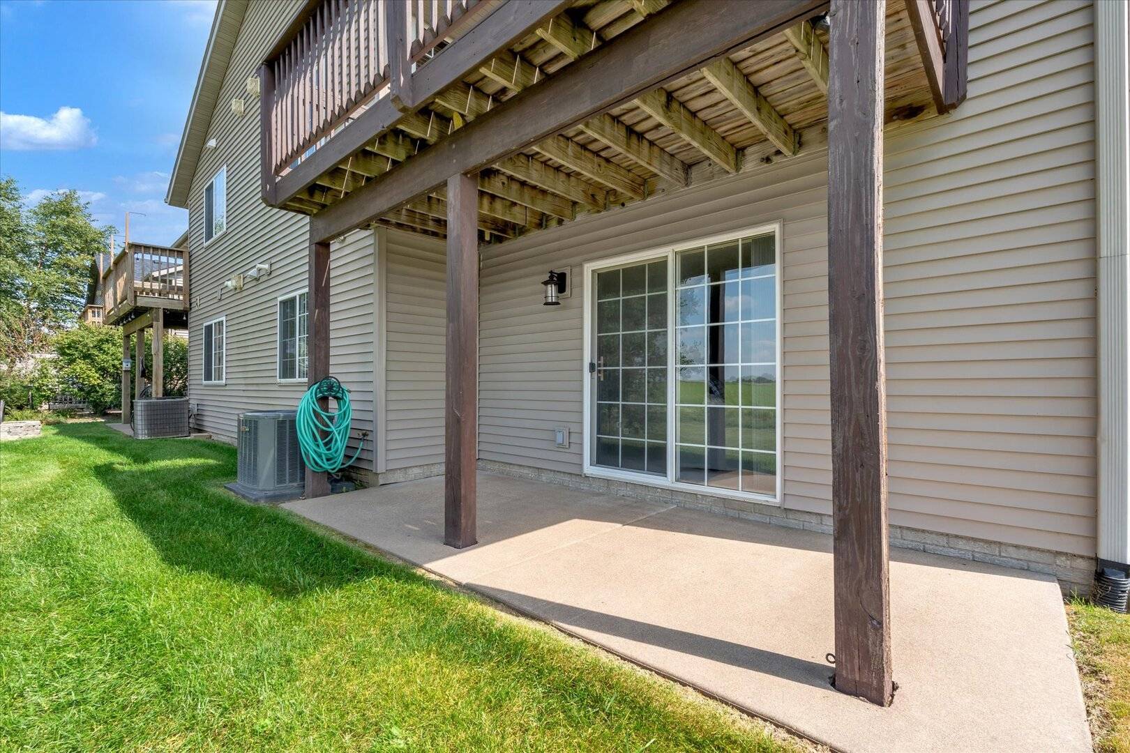 1604 E Lomar ST, Eldridge, IA 52748