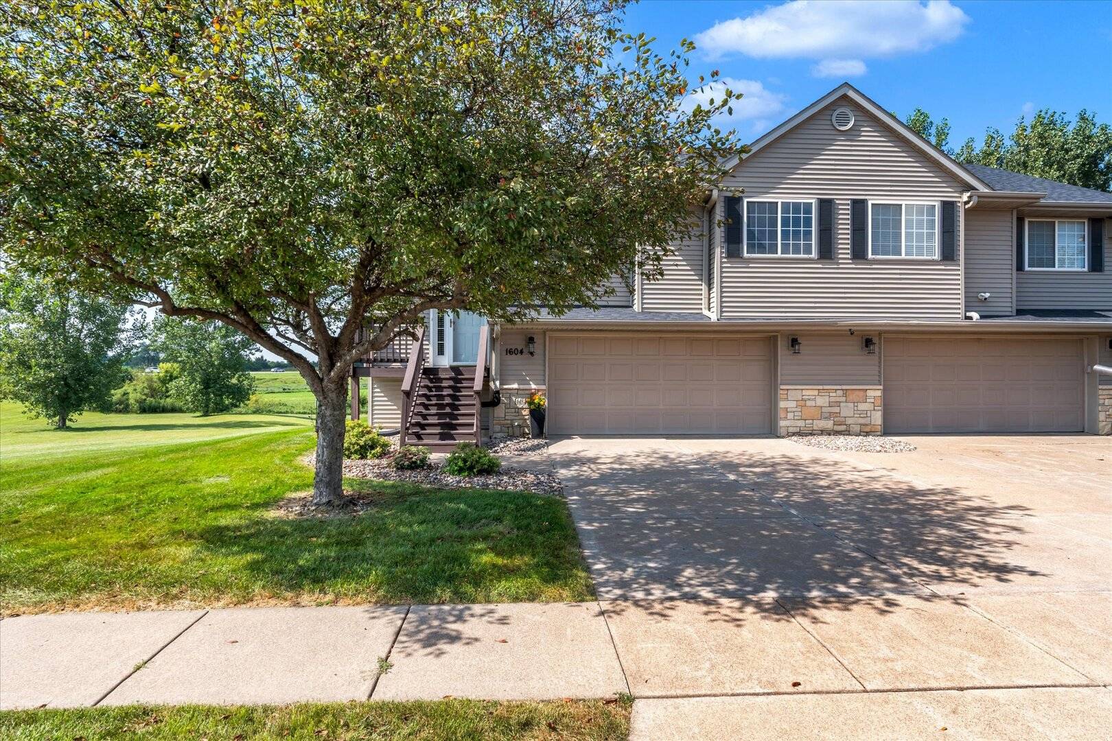 1604 E Lomar ST, Eldridge, IA 52748