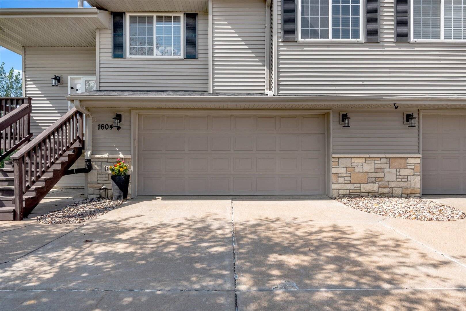 1604 E Lomar ST, Eldridge, IA 52748