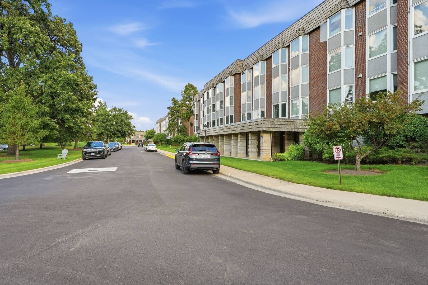 2500 Windsor Mall #2D, Park Ridge, IL 60068