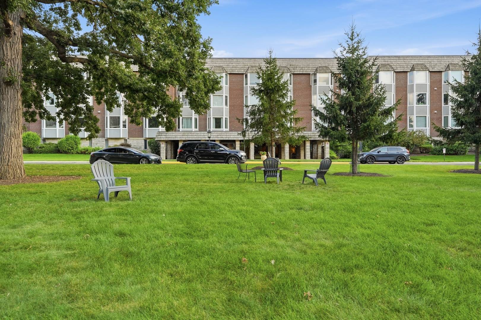 2500 Windsor Mall #2D, Park Ridge, IL 60068