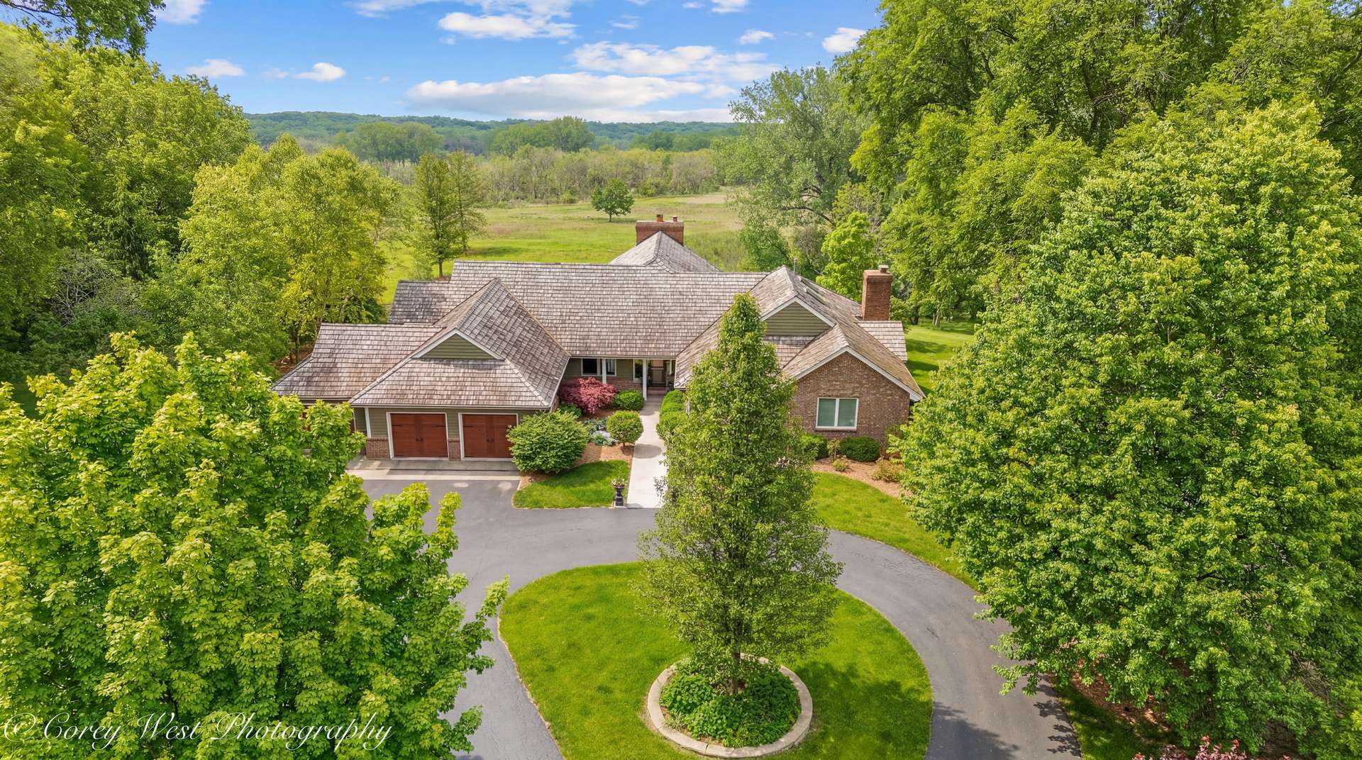 39W944 Deer Run DR, St. Charles, IL 60175