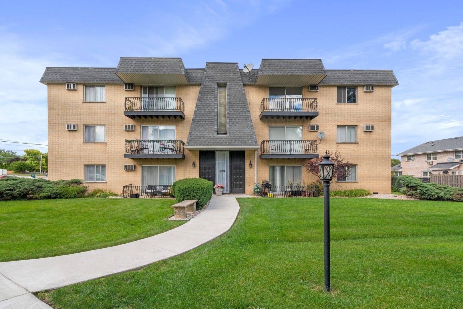 909 Plainfield RD #10, Darien, IL 60561