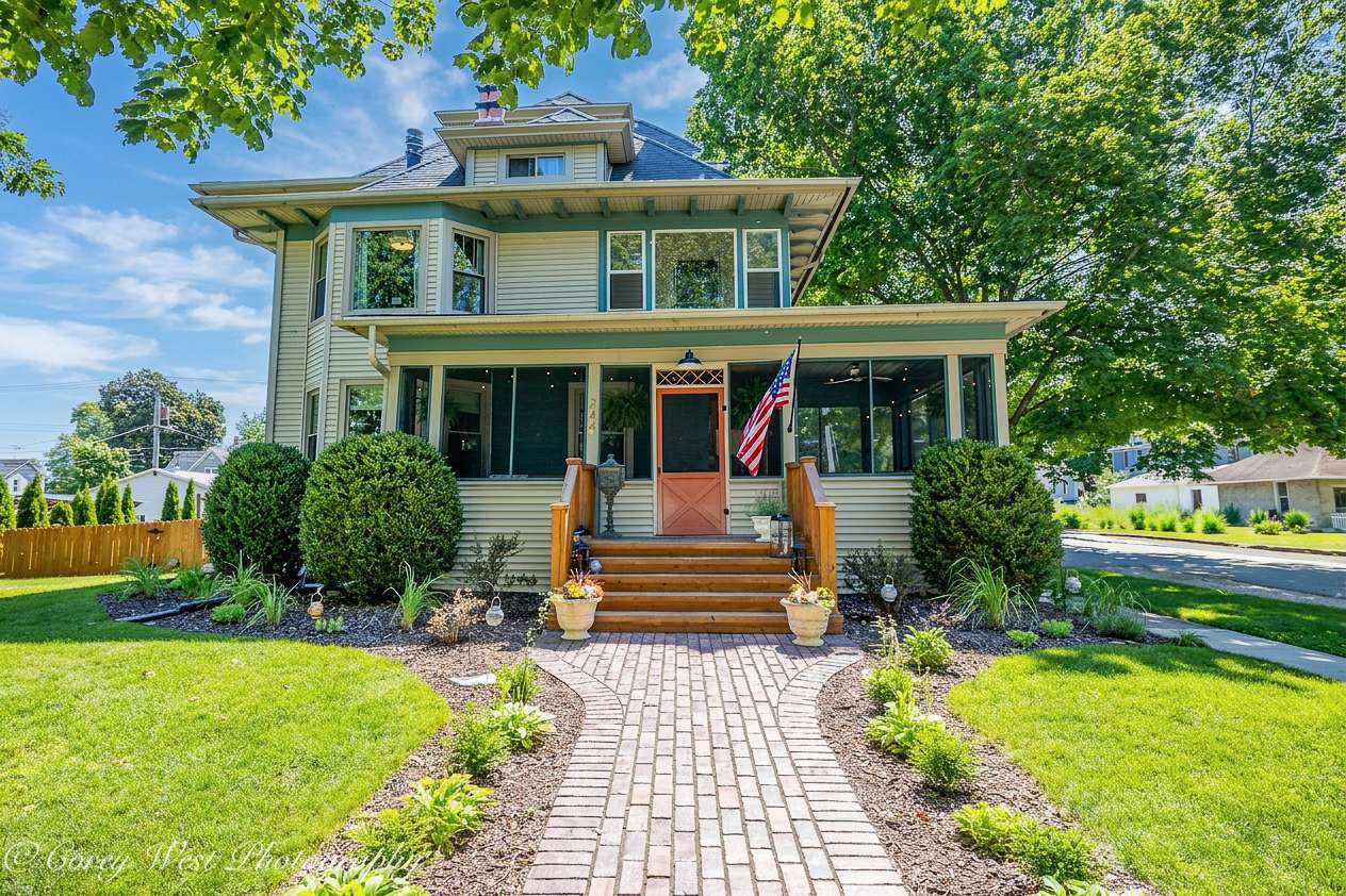 244 S Sycamore ST, Genoa, IL 60135