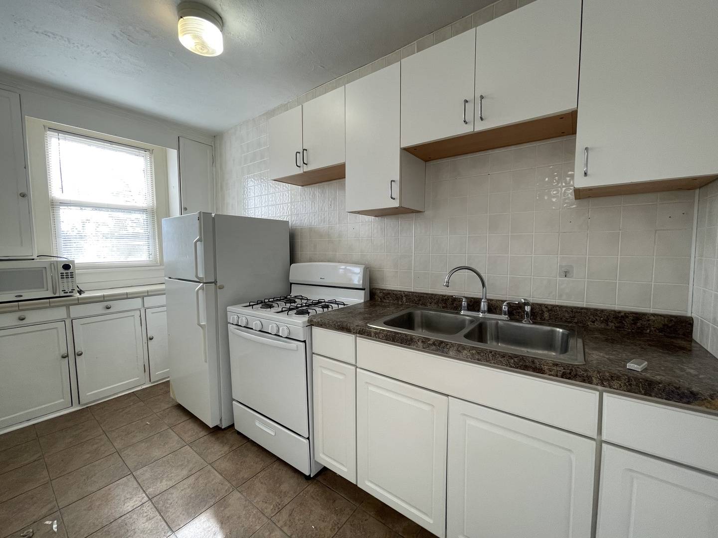 28w579 Stafford PL #1, Warrenville, IL 60555