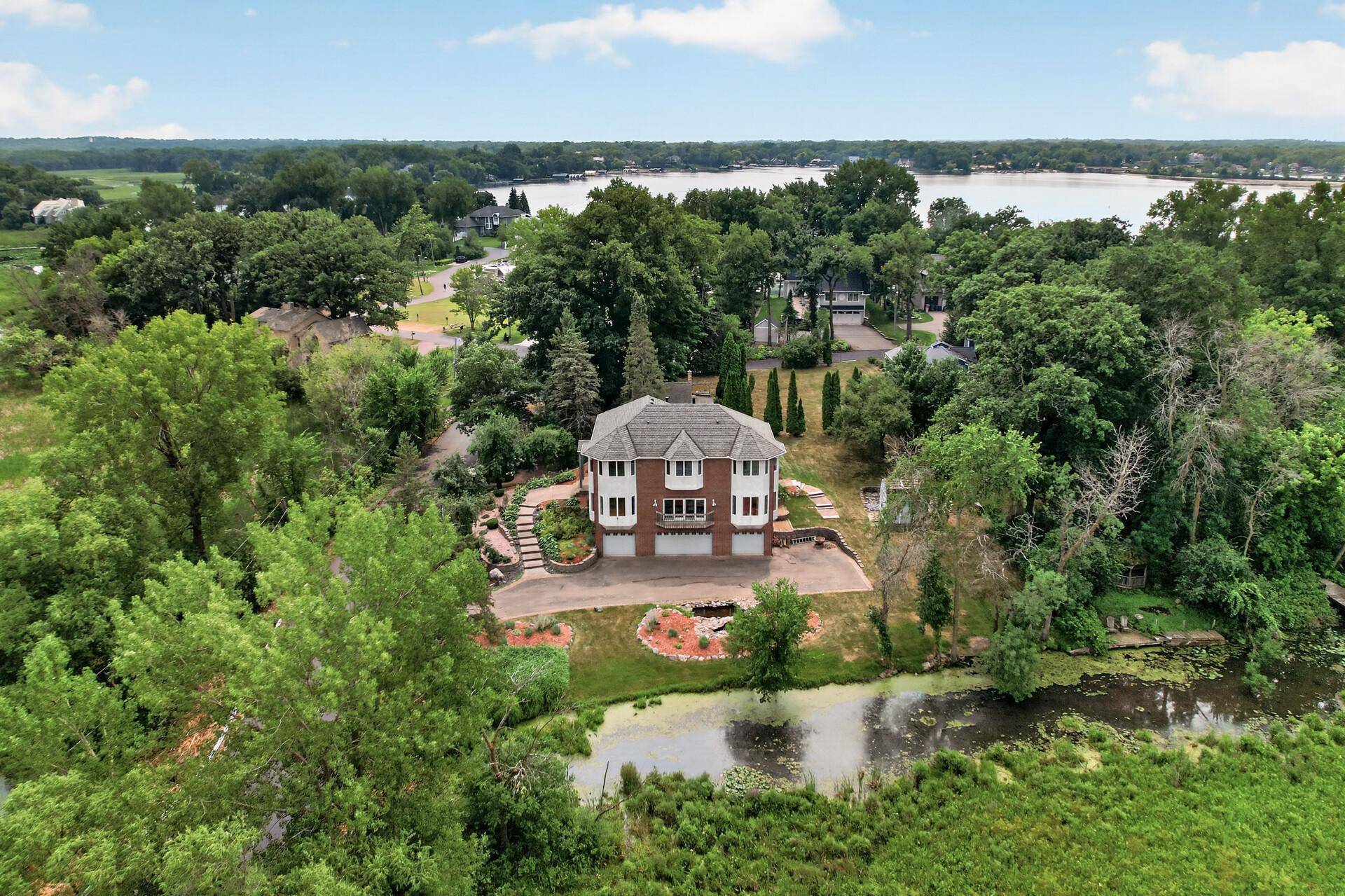 2300 Bantas Point RD, Wayzata, MN 55391