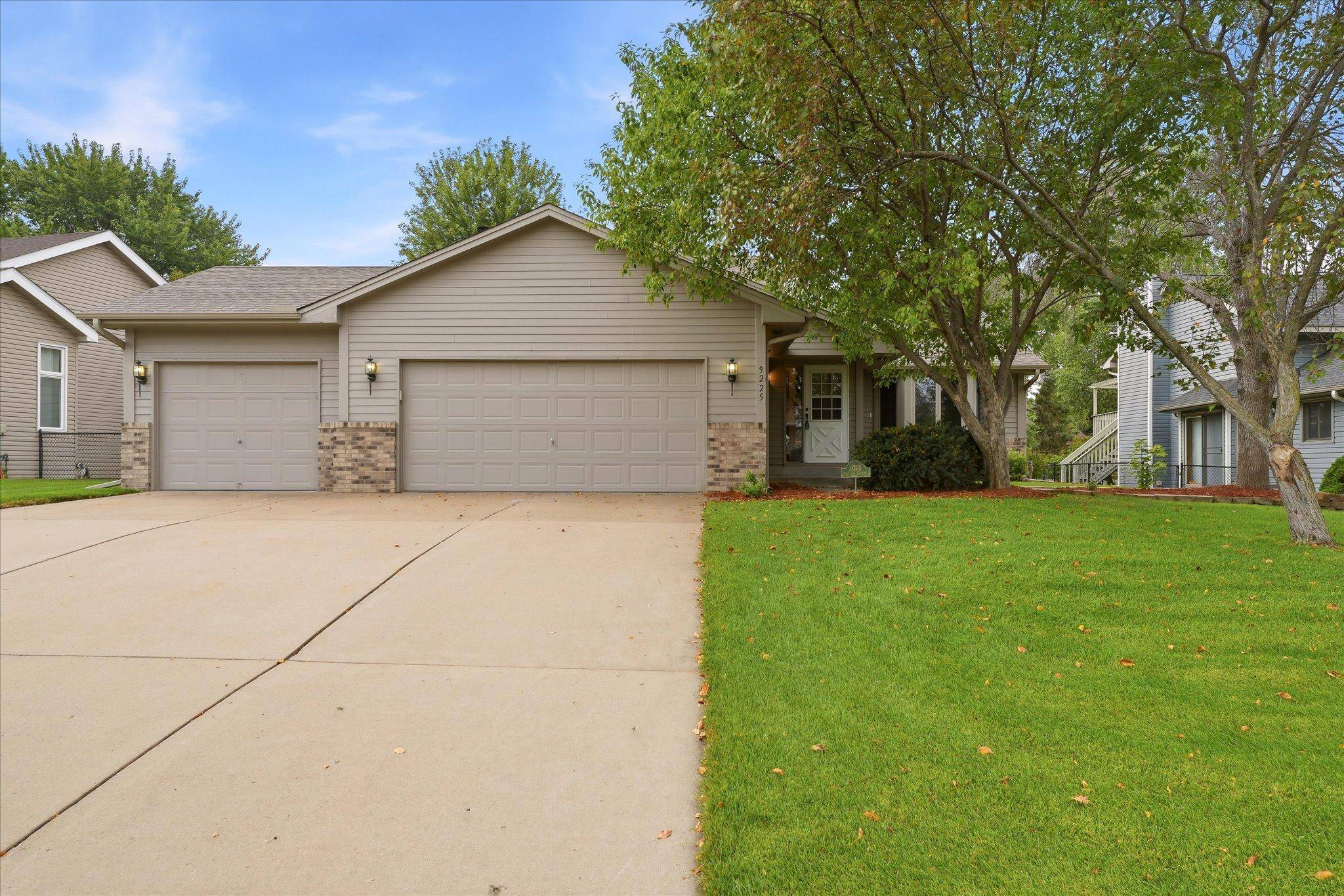 9225 Queens GDNS, Brooklyn Park, MN 55443
