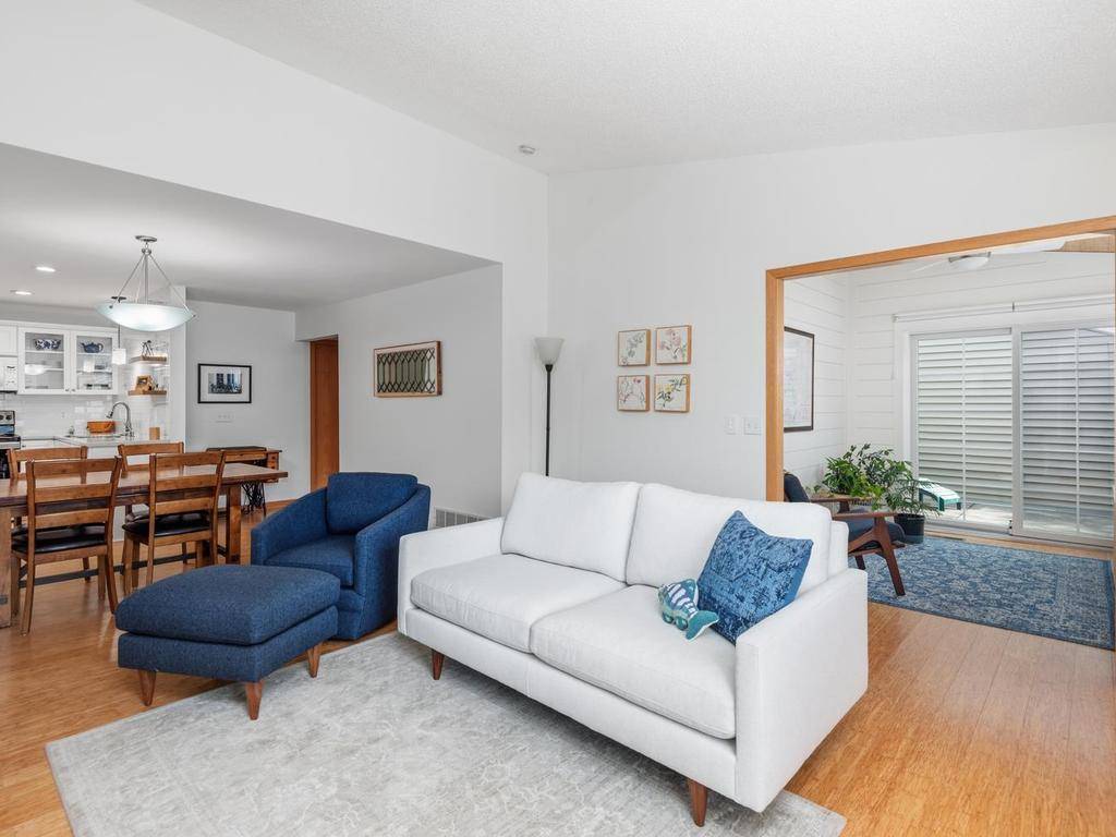 569 Mission Hills DR, Chanhassen, MN 55317