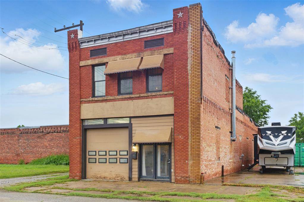 111 E Broadway AVE, Yale, OK 74085