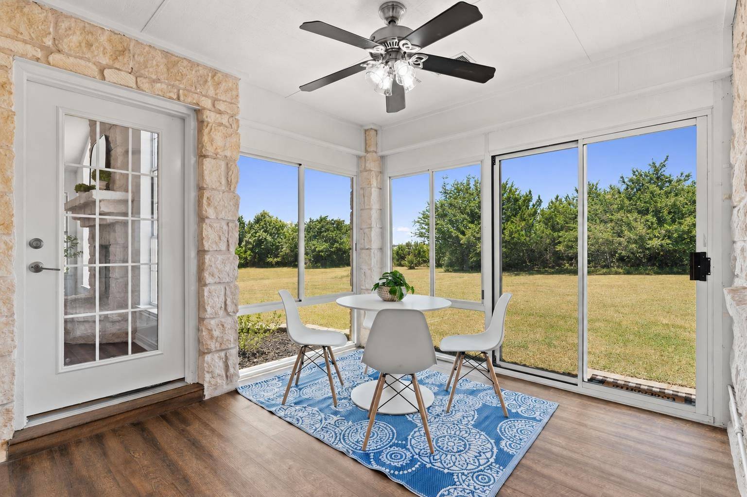 207 Meadow Oaks DR, Dripping Springs, TX 78620