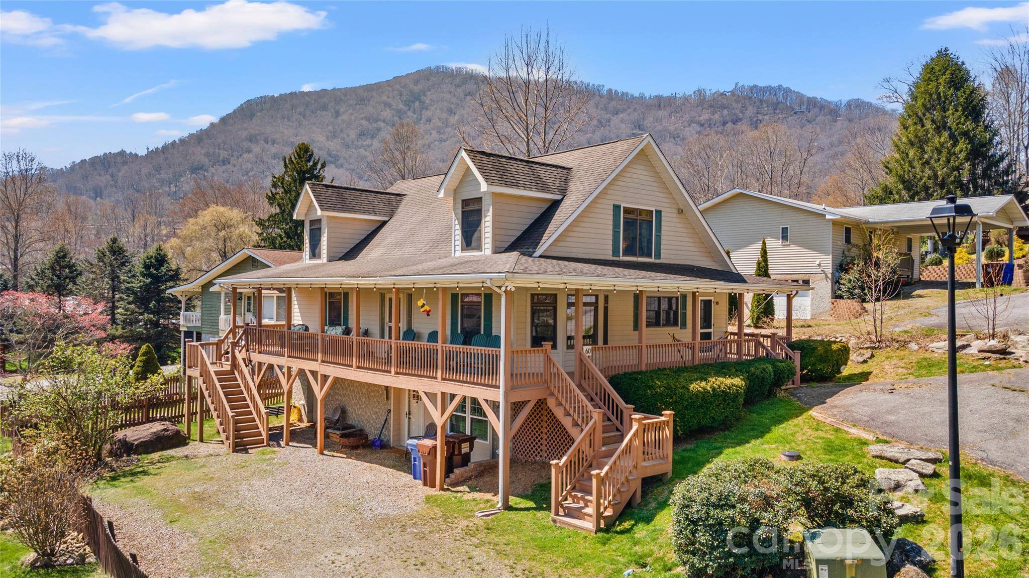 60 Rolling LN, Maggie Valley, NC 28751