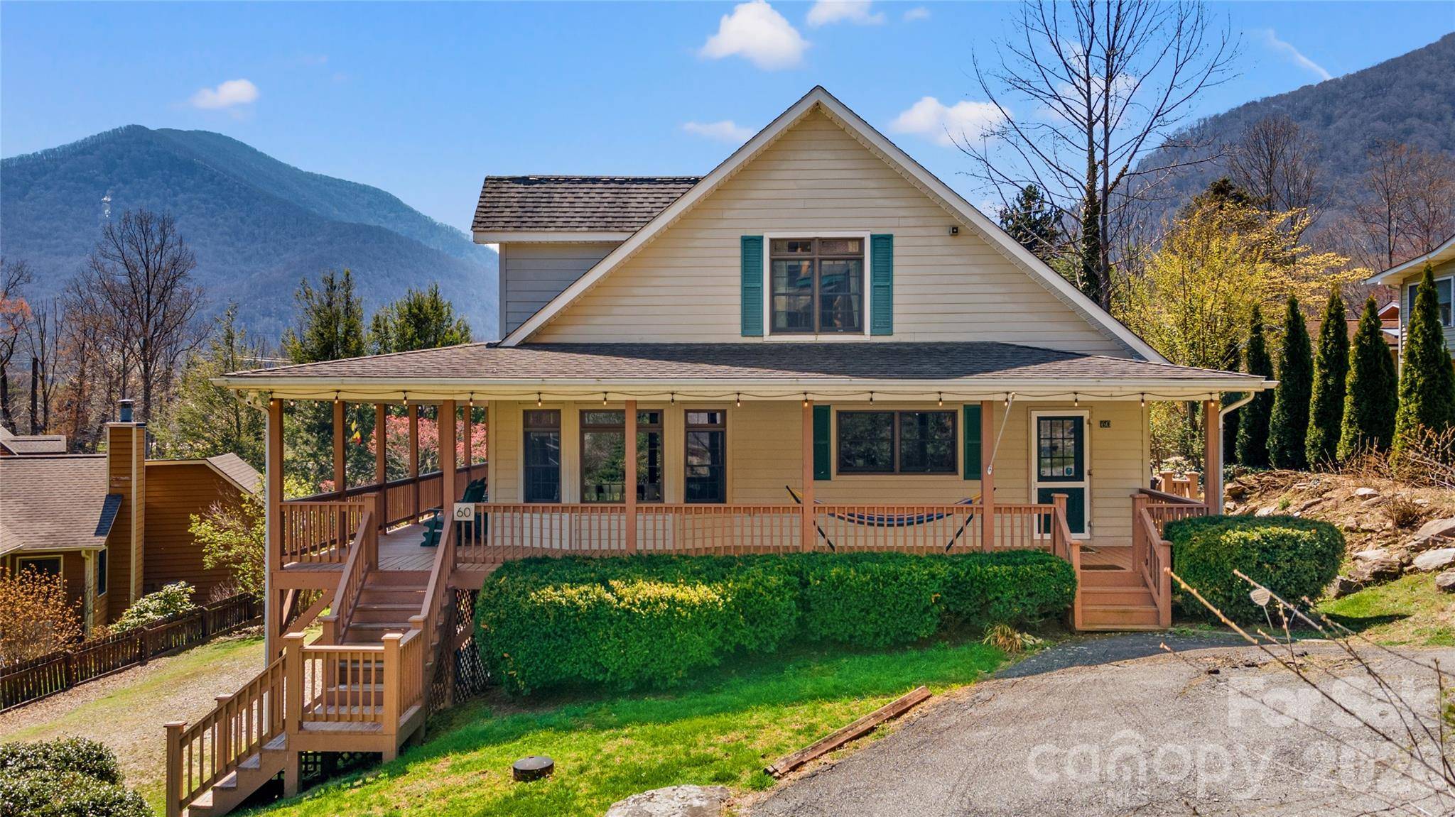 60 Rolling LN, Maggie Valley, NC 28751