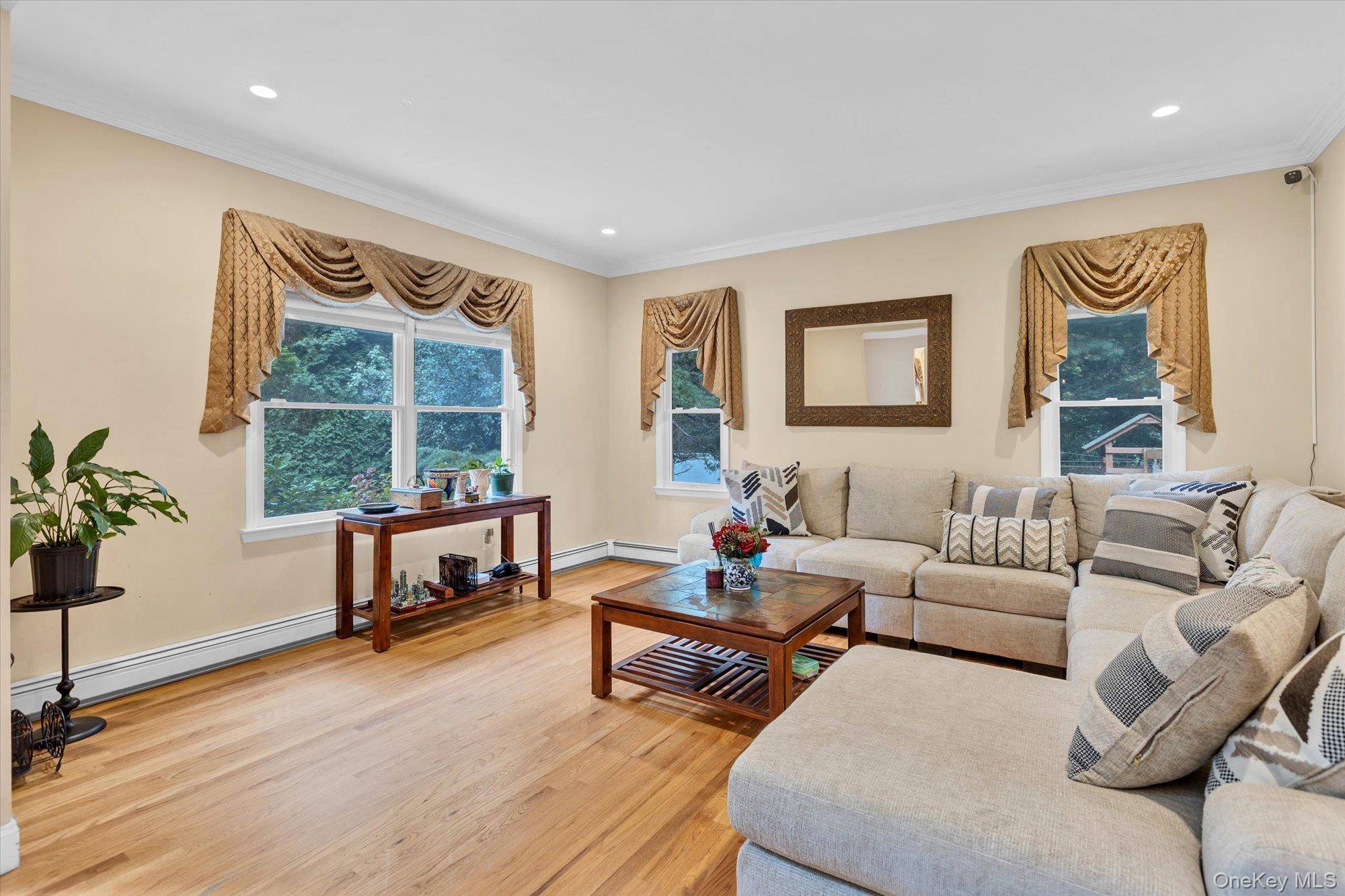 25 Pashen PL, Dix Hills, NY 11746