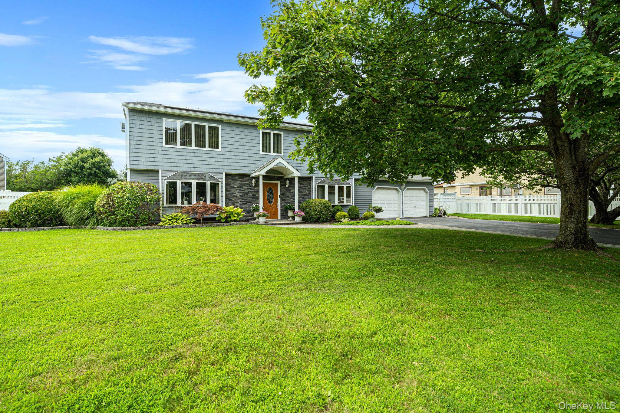 4 Loma ST, Medford, NY 11763
