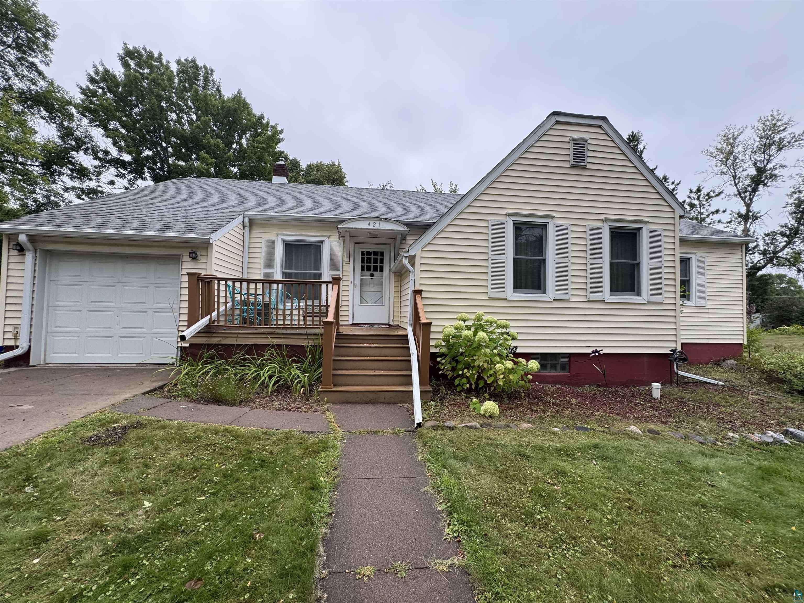 421 1st St, Moose Lake, MN 55767