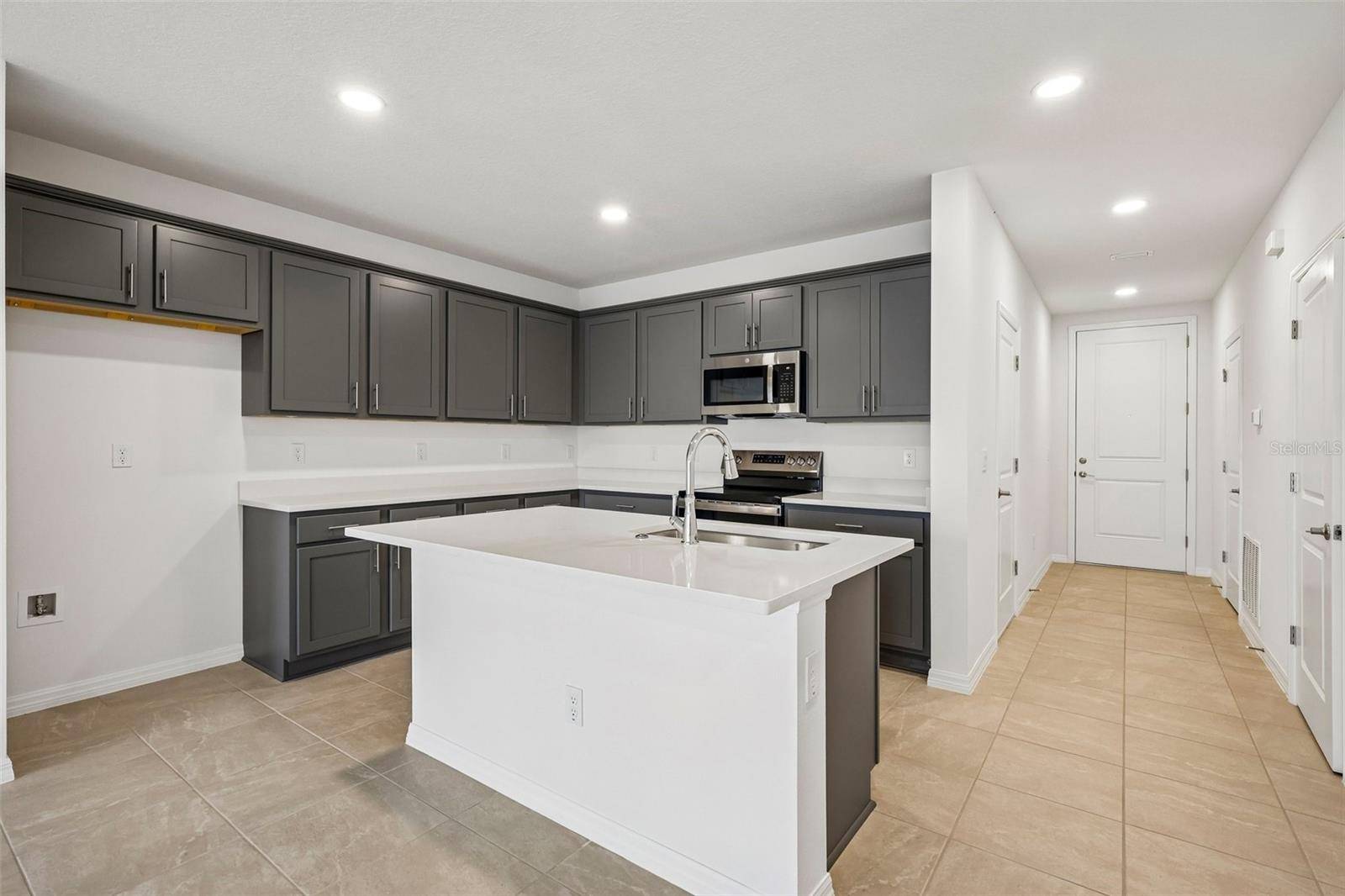 6848 HOLCOMBE DOWN DR, Zephyrhills, FL 33541