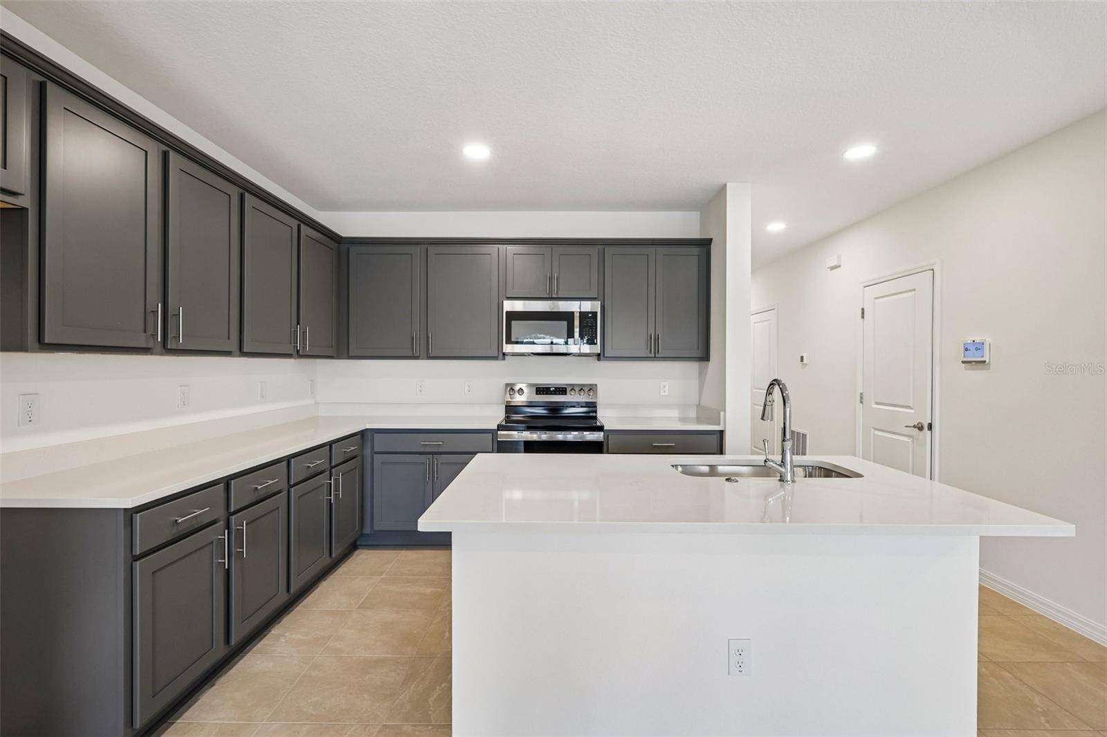 6848 HOLCOMBE DOWN DR, Zephyrhills, FL 33541