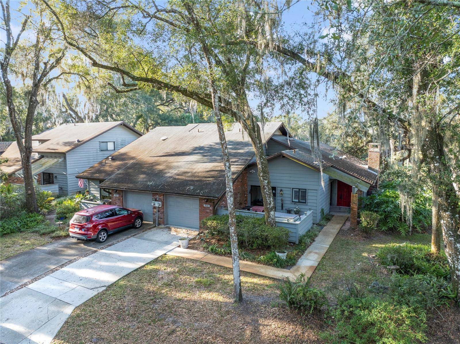 906 VILLAGE GREEN RD, Deland, FL 32720