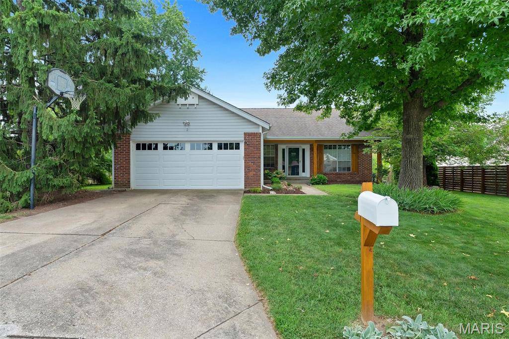 2 Shadowood CT, St Peters, MO 63376