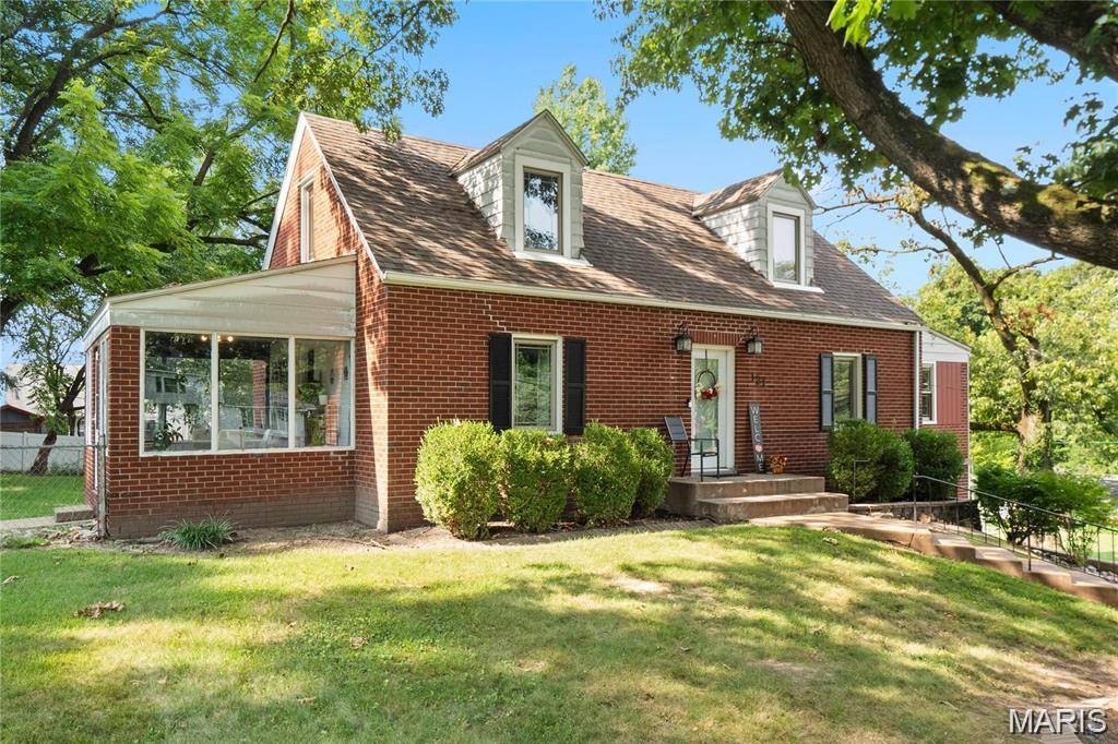 121 Rosewood LN, East Alton, IL 62024