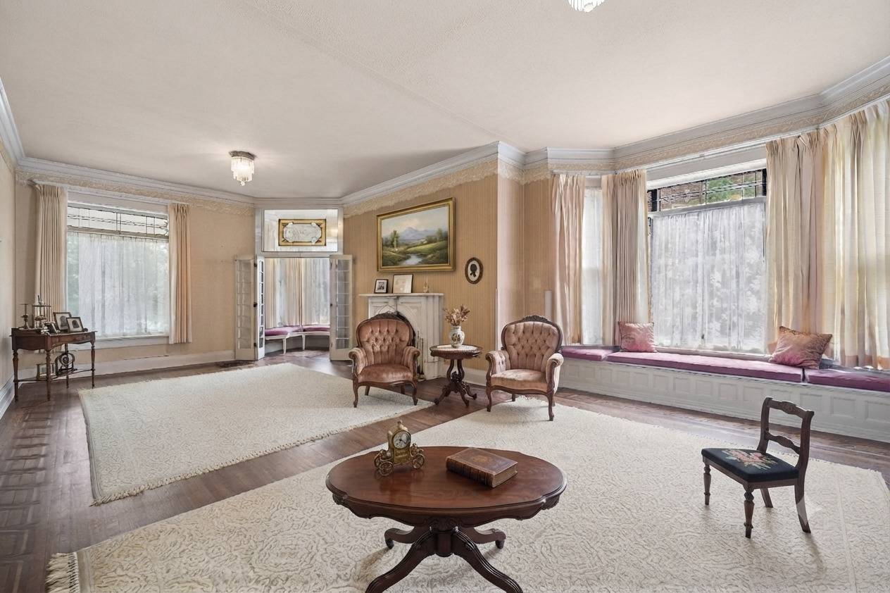 214 S STATE ST, Elgin, IL 60123