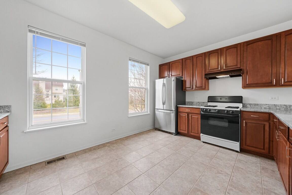 760 Lambert LN #96-1, Bartlett, IL 60103