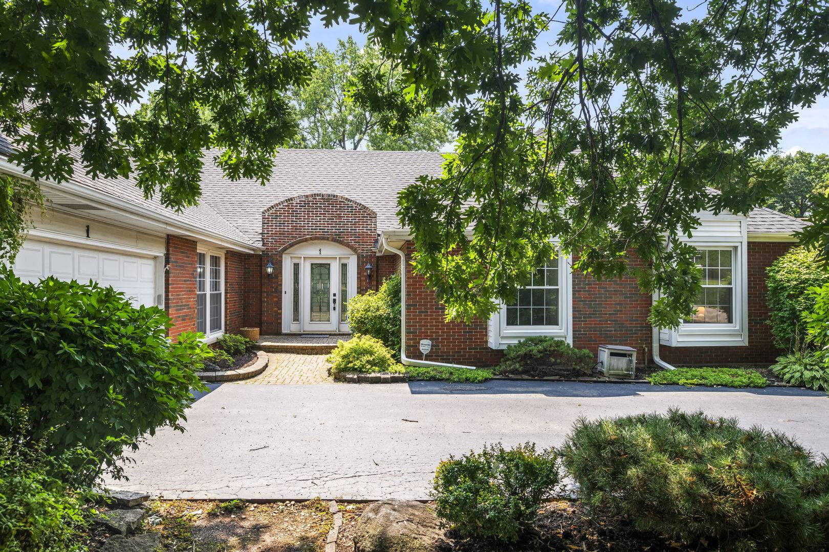1 Oak Creek RD, Rolling Meadows, IL 60008