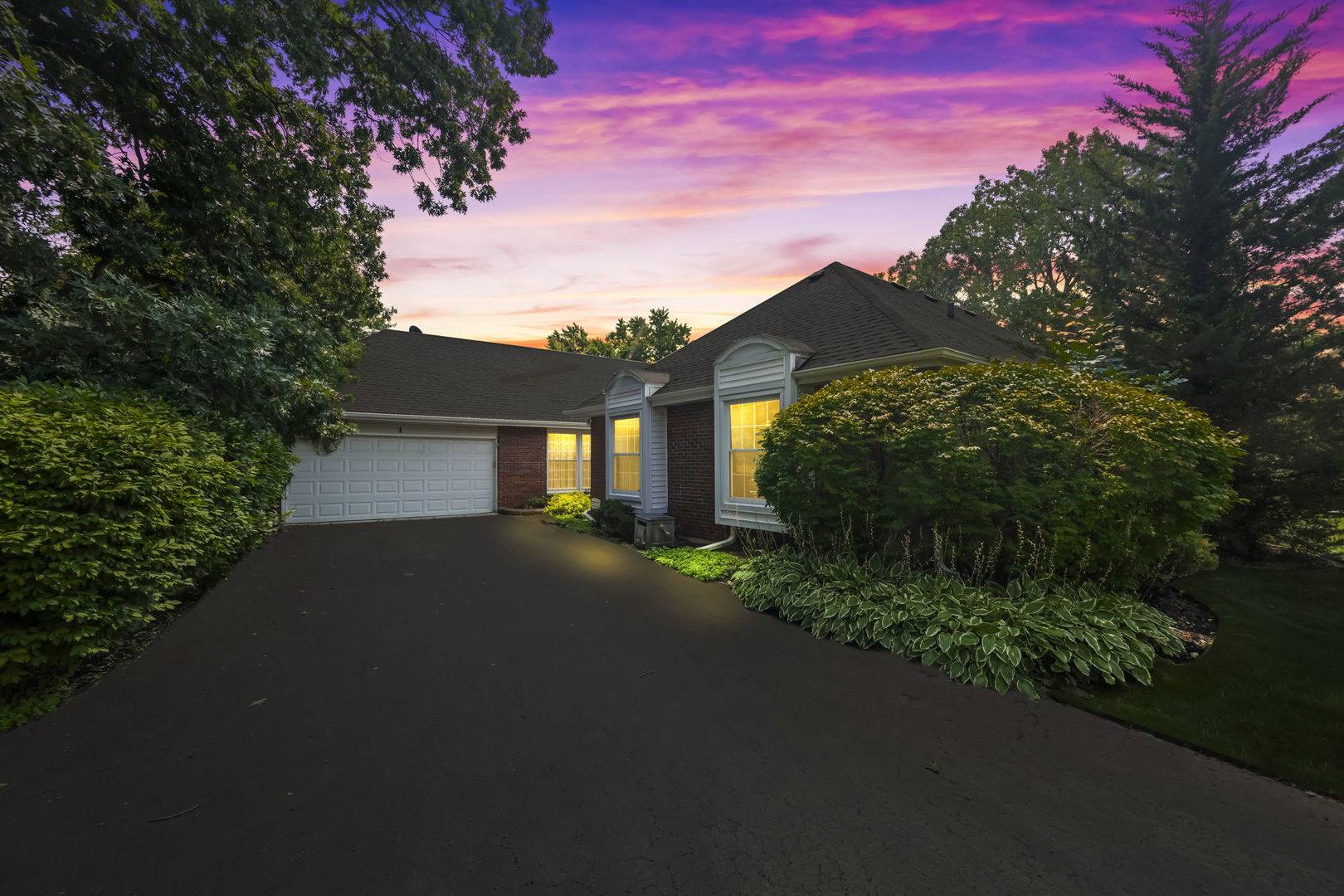 1 Oak Creek RD, Rolling Meadows, IL 60008