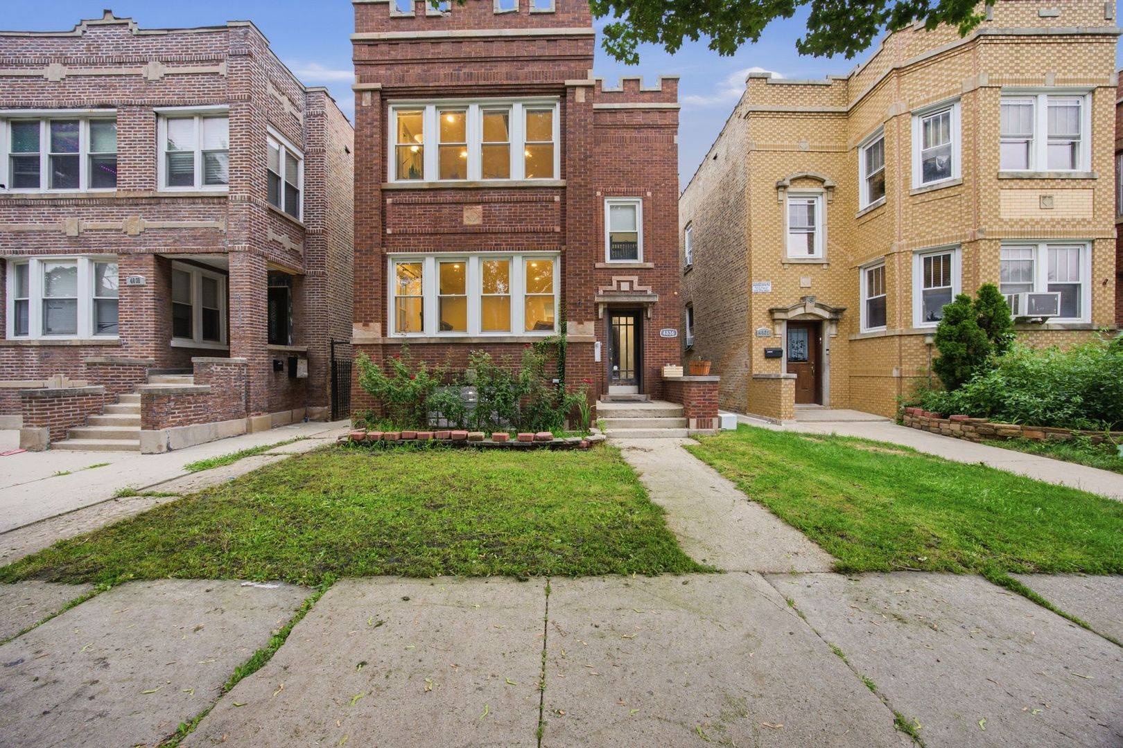 4836 W Barry AVE, Chicago, IL 60641
