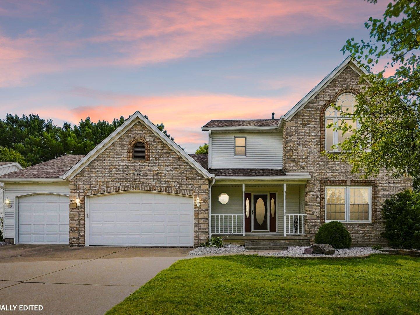 1421 W 60th ST, Davenport, IA 52806