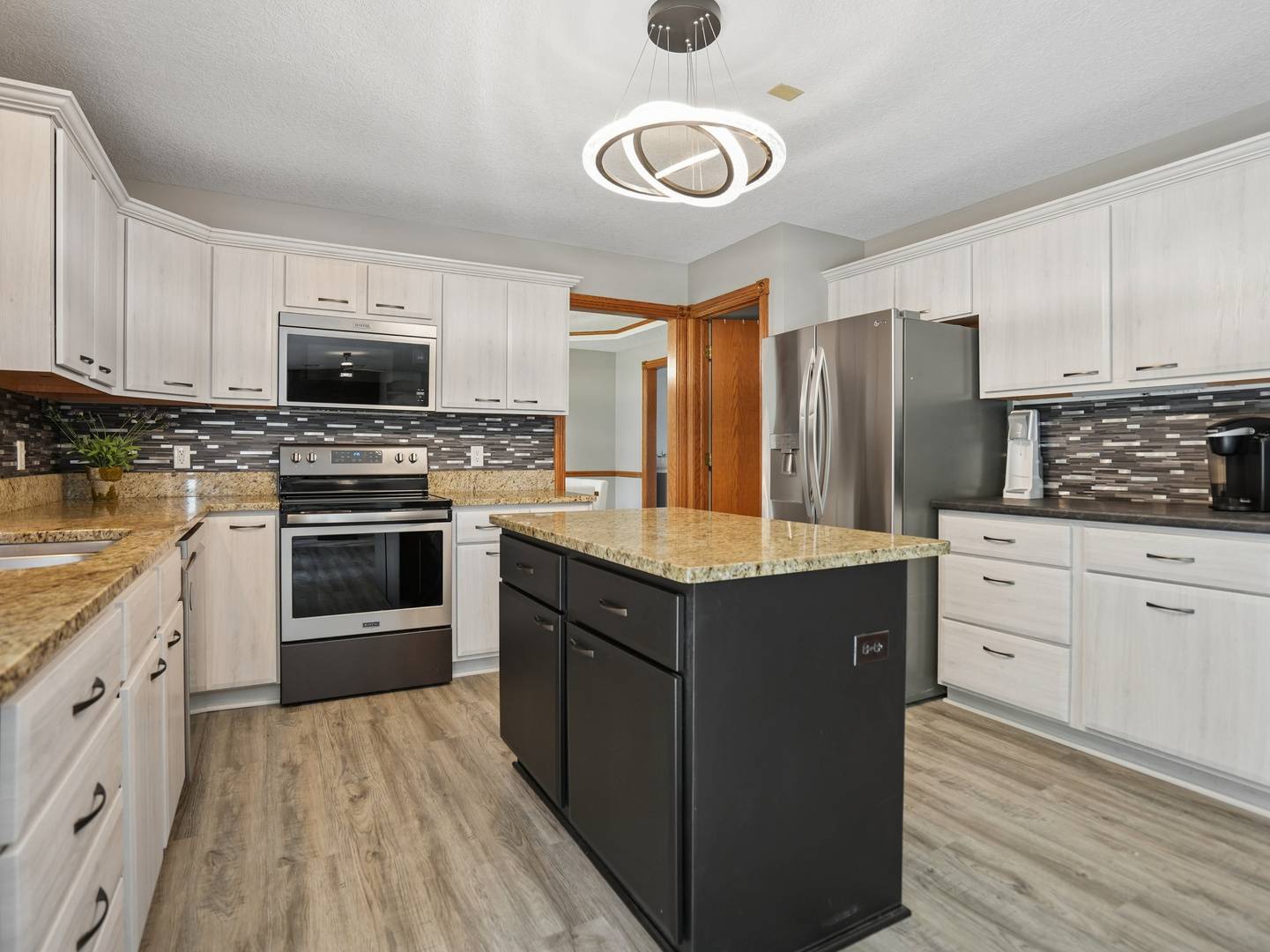 1421 W 60th ST, Davenport, IA 52806