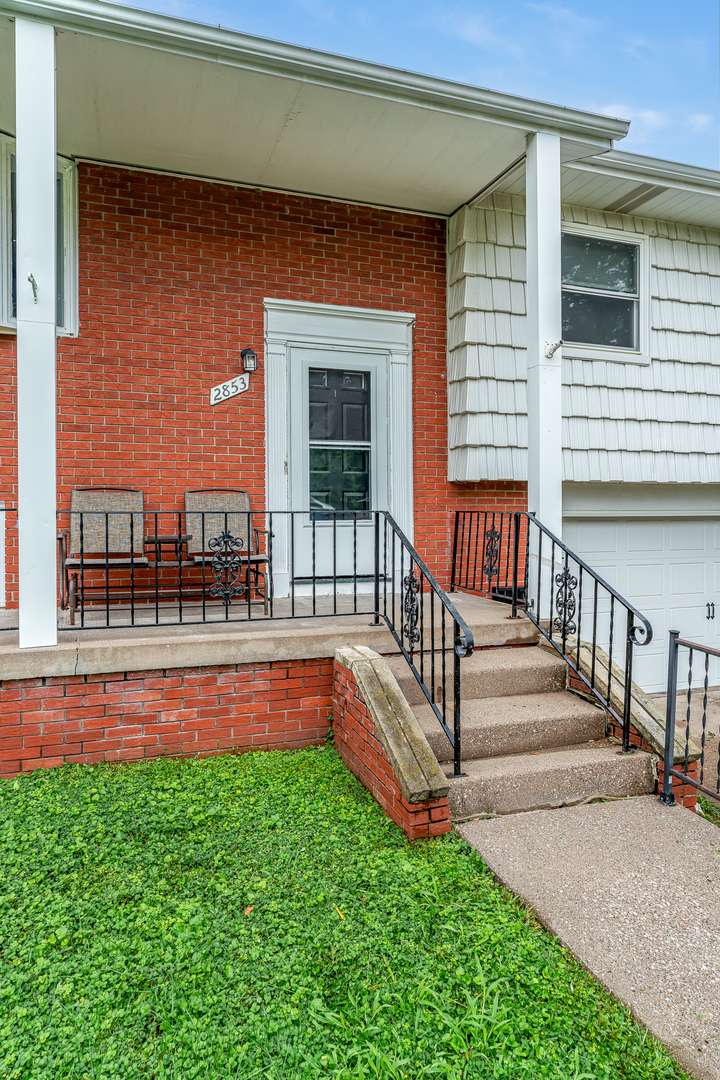 2853 Forest RD, Davenport, IA 52803