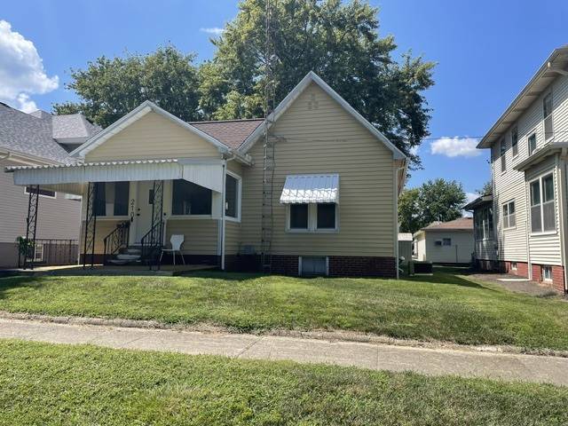 210 N Oak ST, Villa Grove, IL 61956