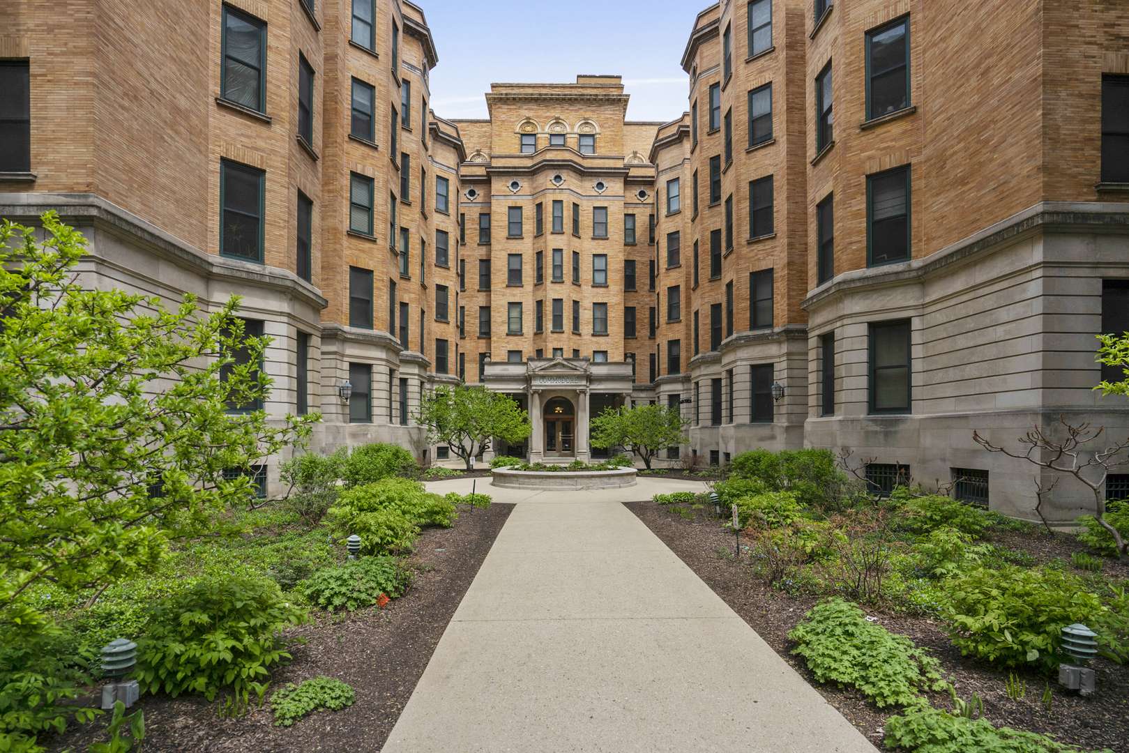 550 W Surf ST #512, Chicago, IL 60657