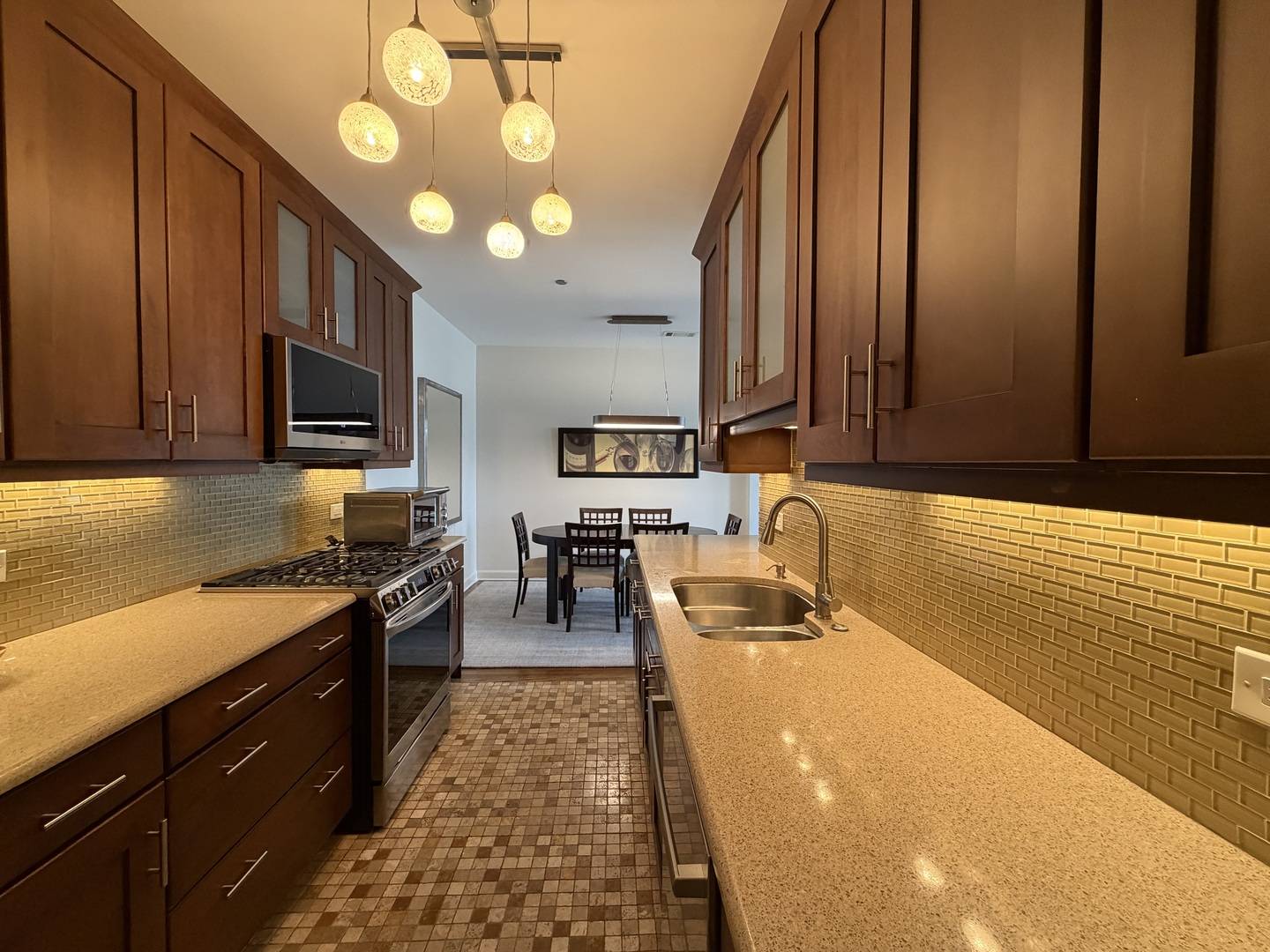 550 W Surf ST #512, Chicago, IL 60657