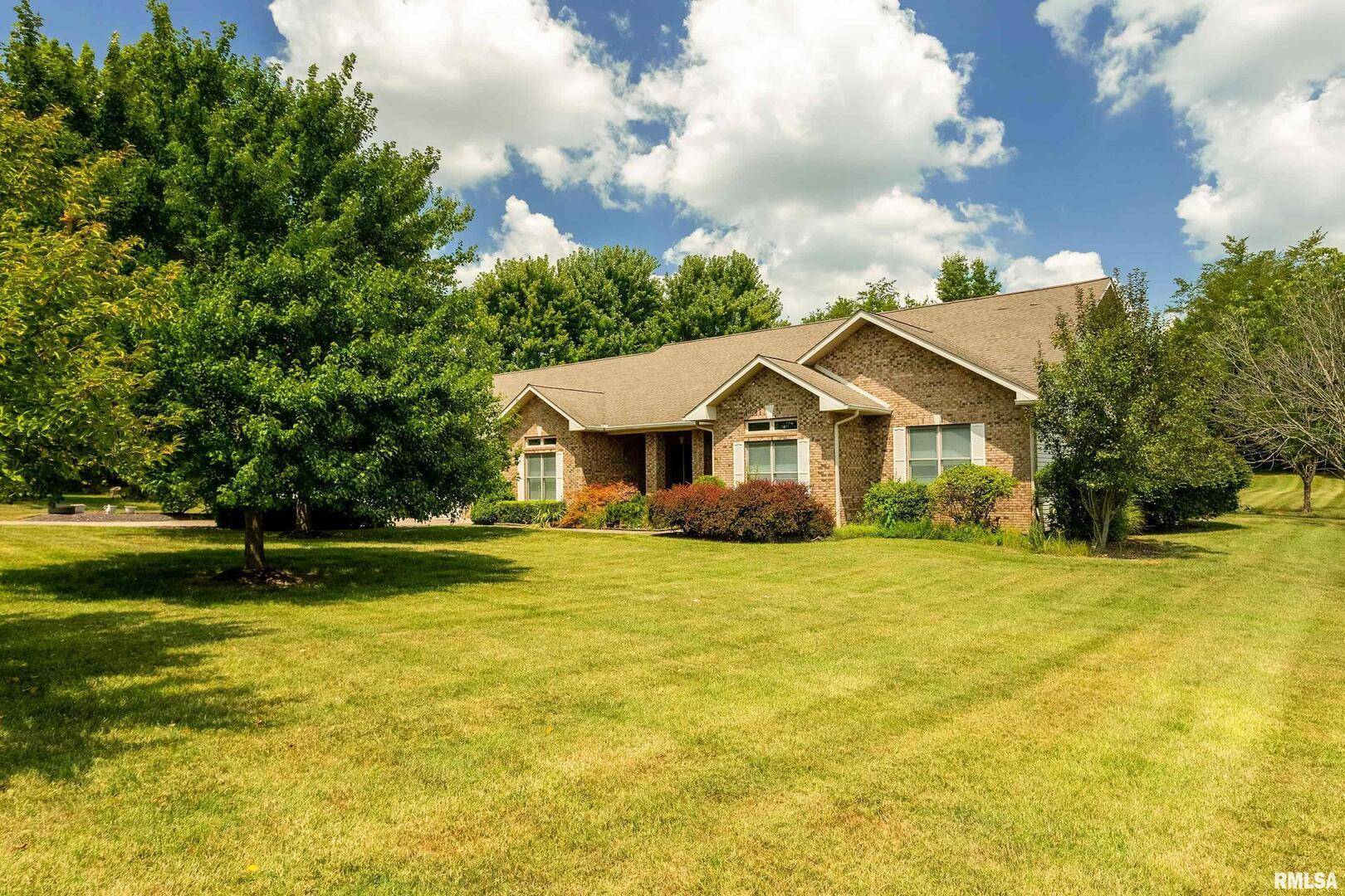 1410 Bradford LN, Carbondale, IL 62901