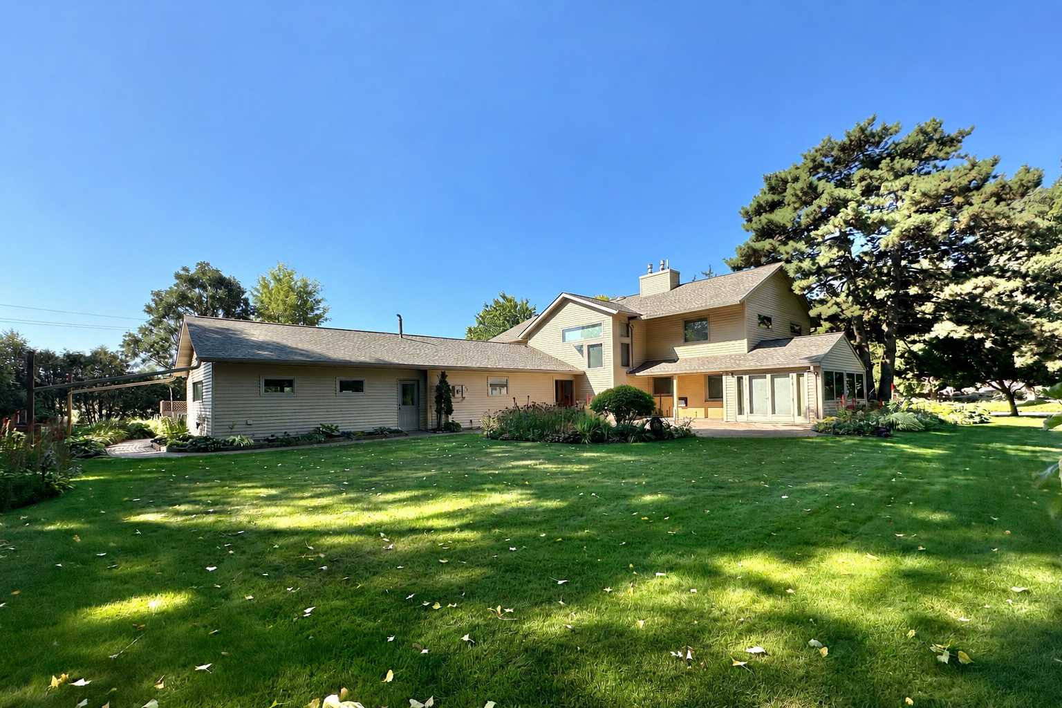 14 Mid Oaks RD, Roseville, MN 55113