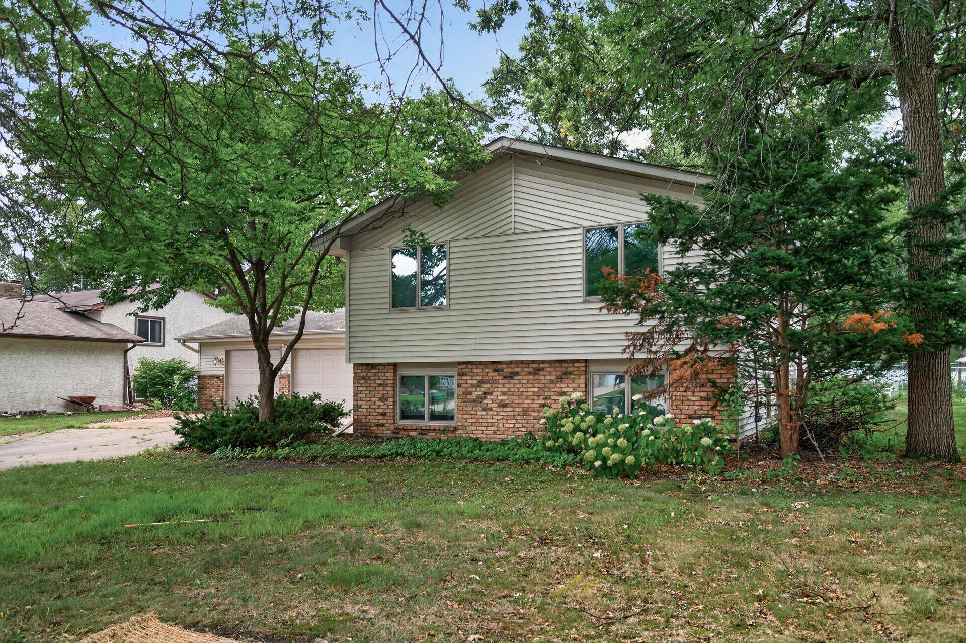 820 86th LN NW, Coon Rapids, MN 55433