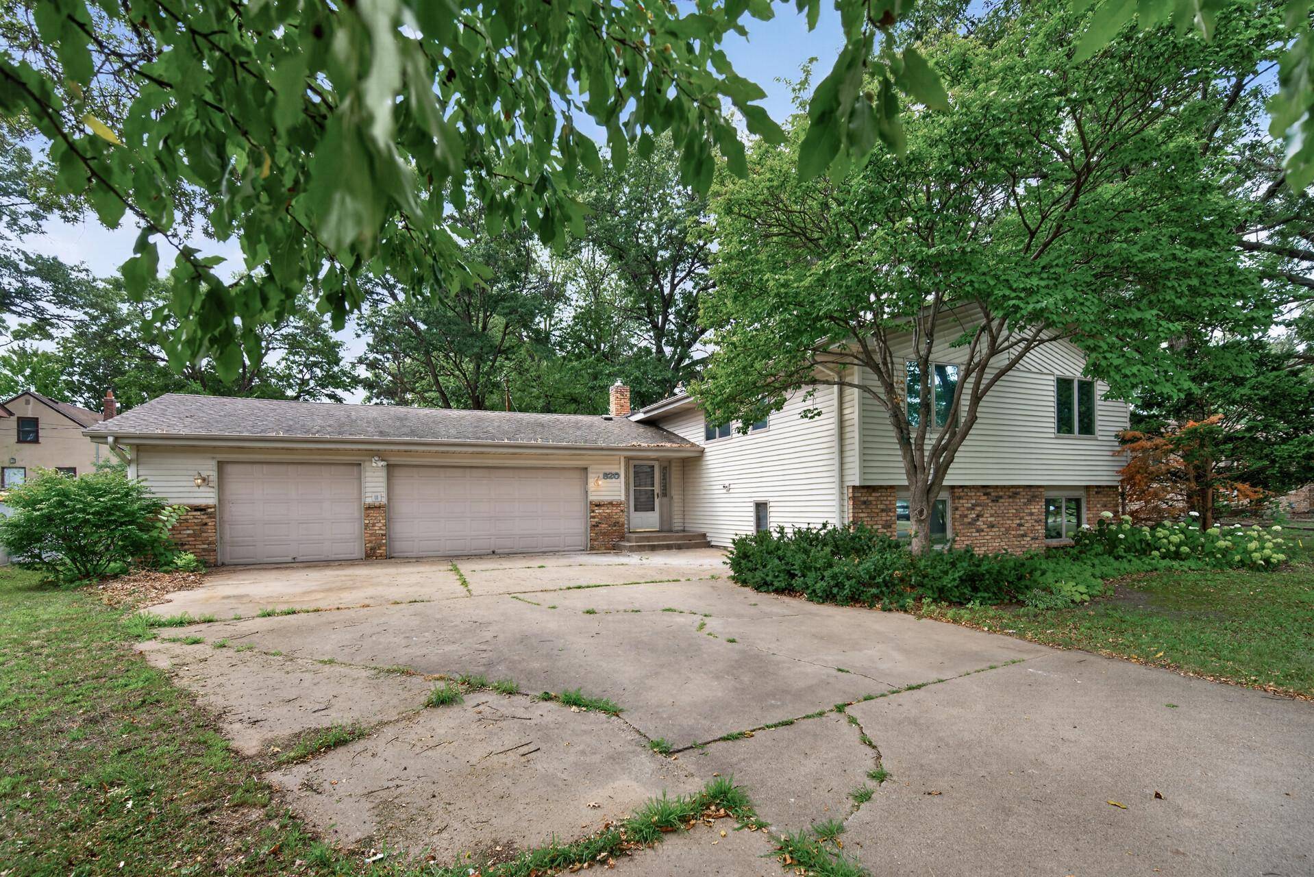 820 86th LN NW, Coon Rapids, MN 55433