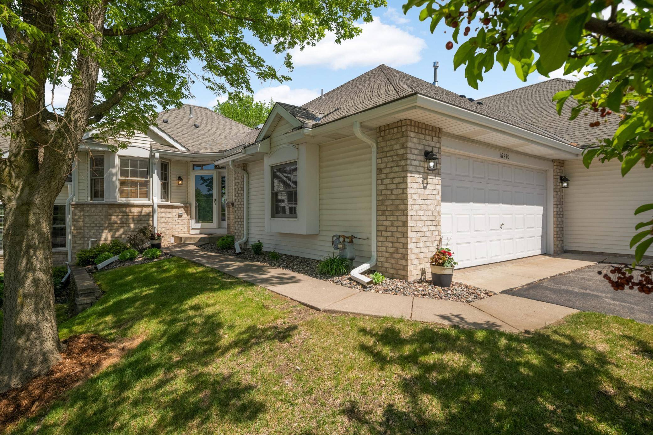 16270 Crystal Hills DR, Lakeville, MN 55044