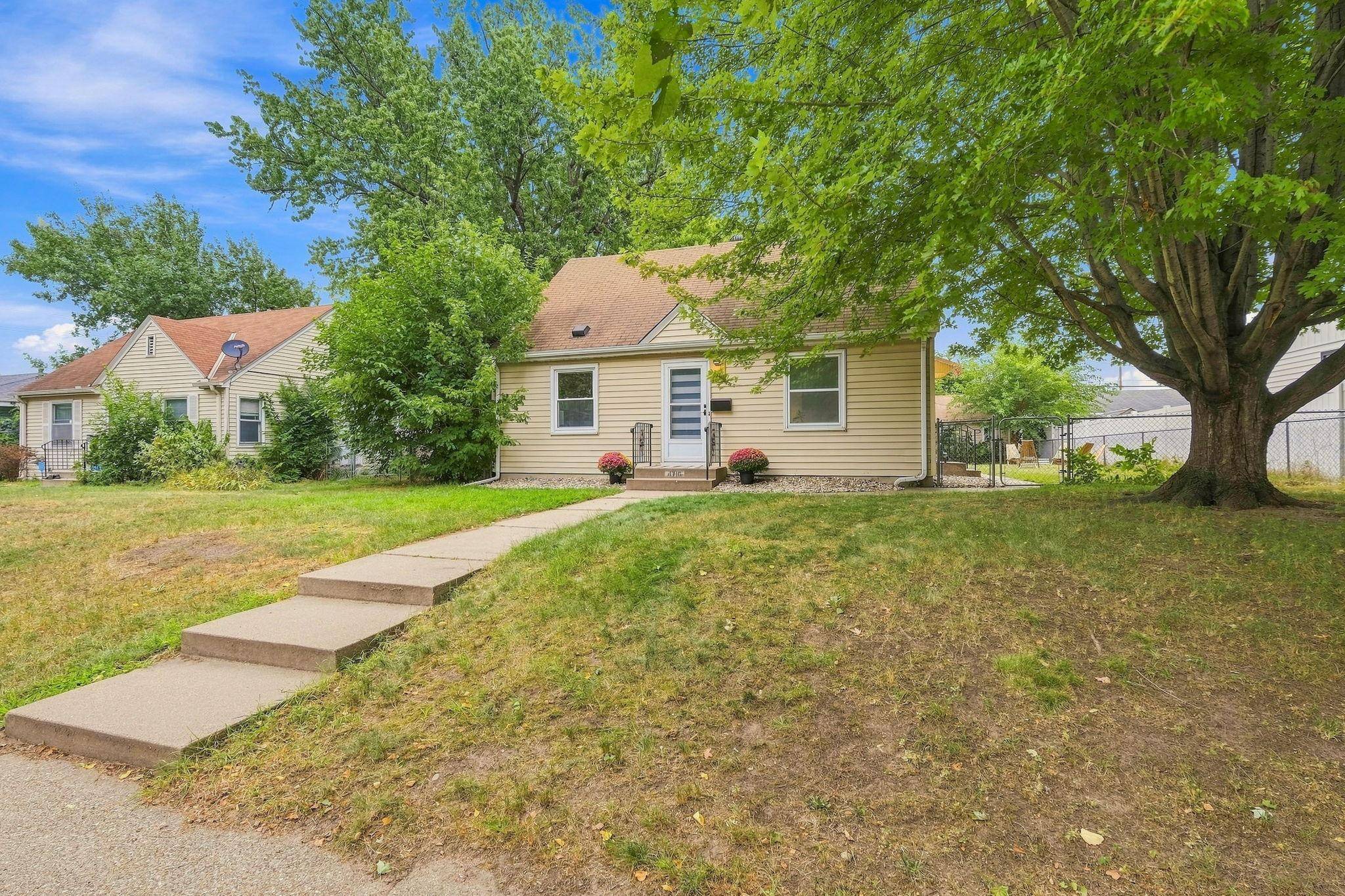 4716 Washburn AVE N, Minneapolis, MN 55430
