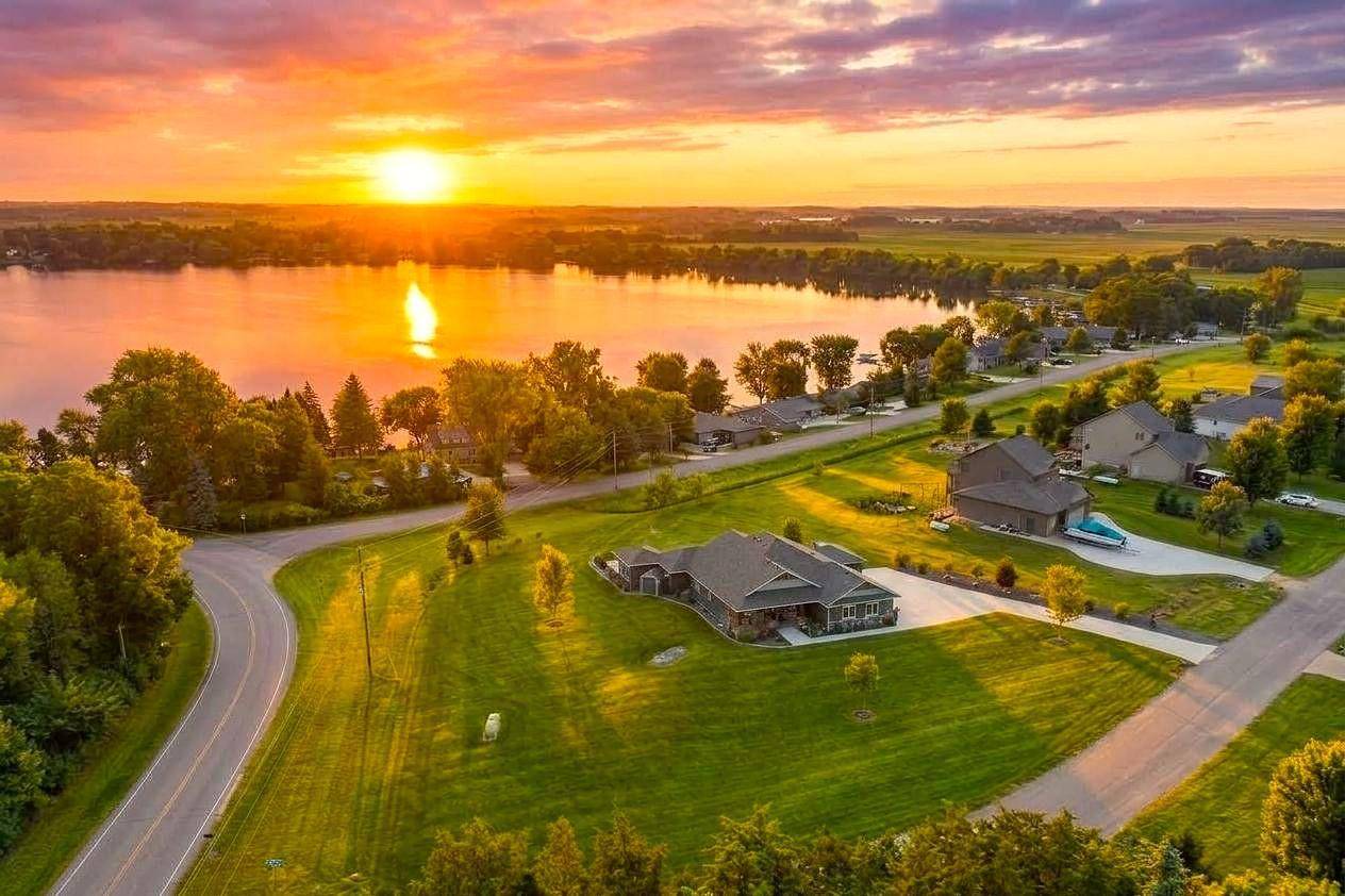 19135 Lake Volney CIR, Le Center, MN 56057